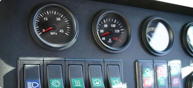 Приборные панели, рулевые колонки и указатели 